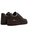 Nike Air Force 1 Low Marrone con Dettagli Supreme Rosso