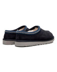 UGG Tasman Black ciabatte chiuse uomo e donna in pelle scamosciata e montone nero, dettaglio suola
