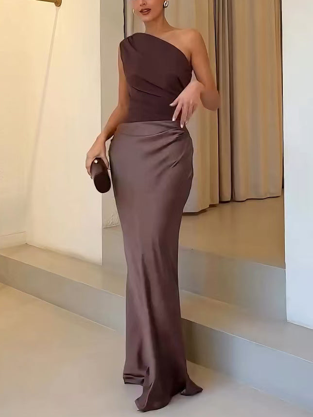 Abito lungo da festa elegante da donna con spalla scoperta e collo plissettato