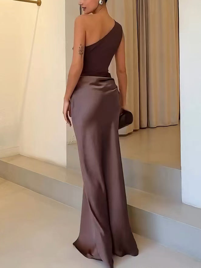 Abito lungo da festa elegante da donna con spalla scoperta e collo plissettato
