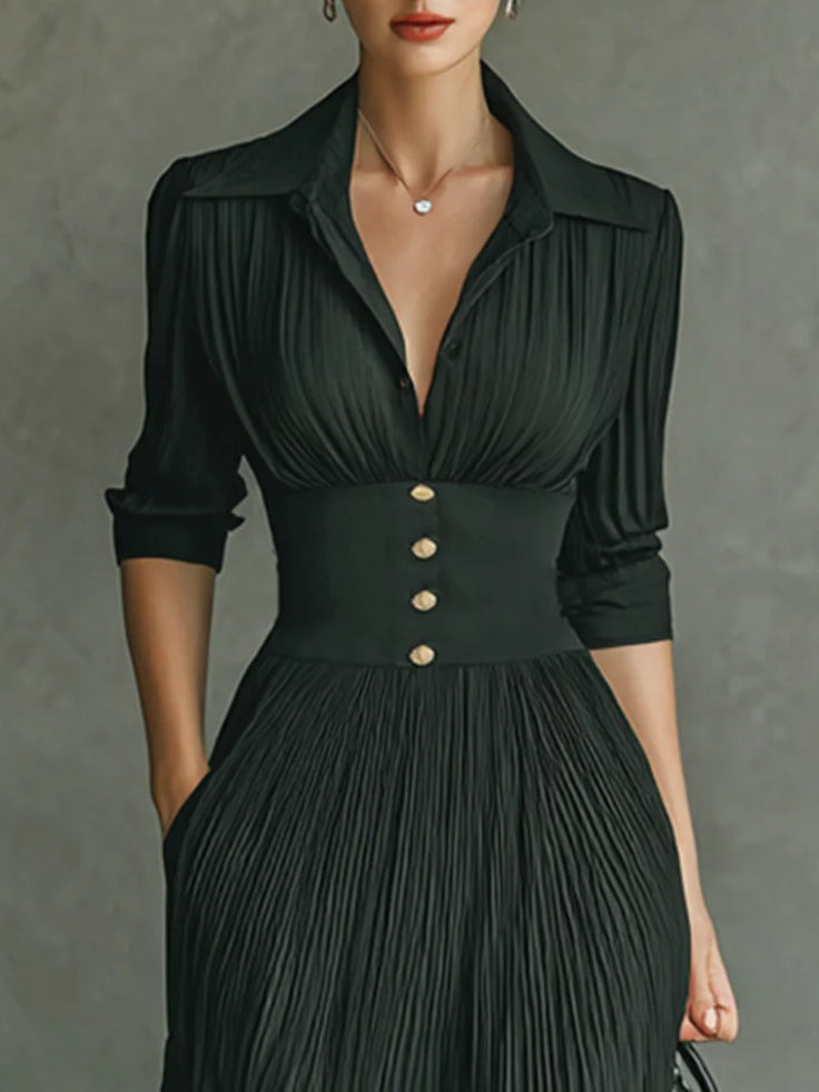 Abito lungo da donna elegante con collo a rever e vita plissettata