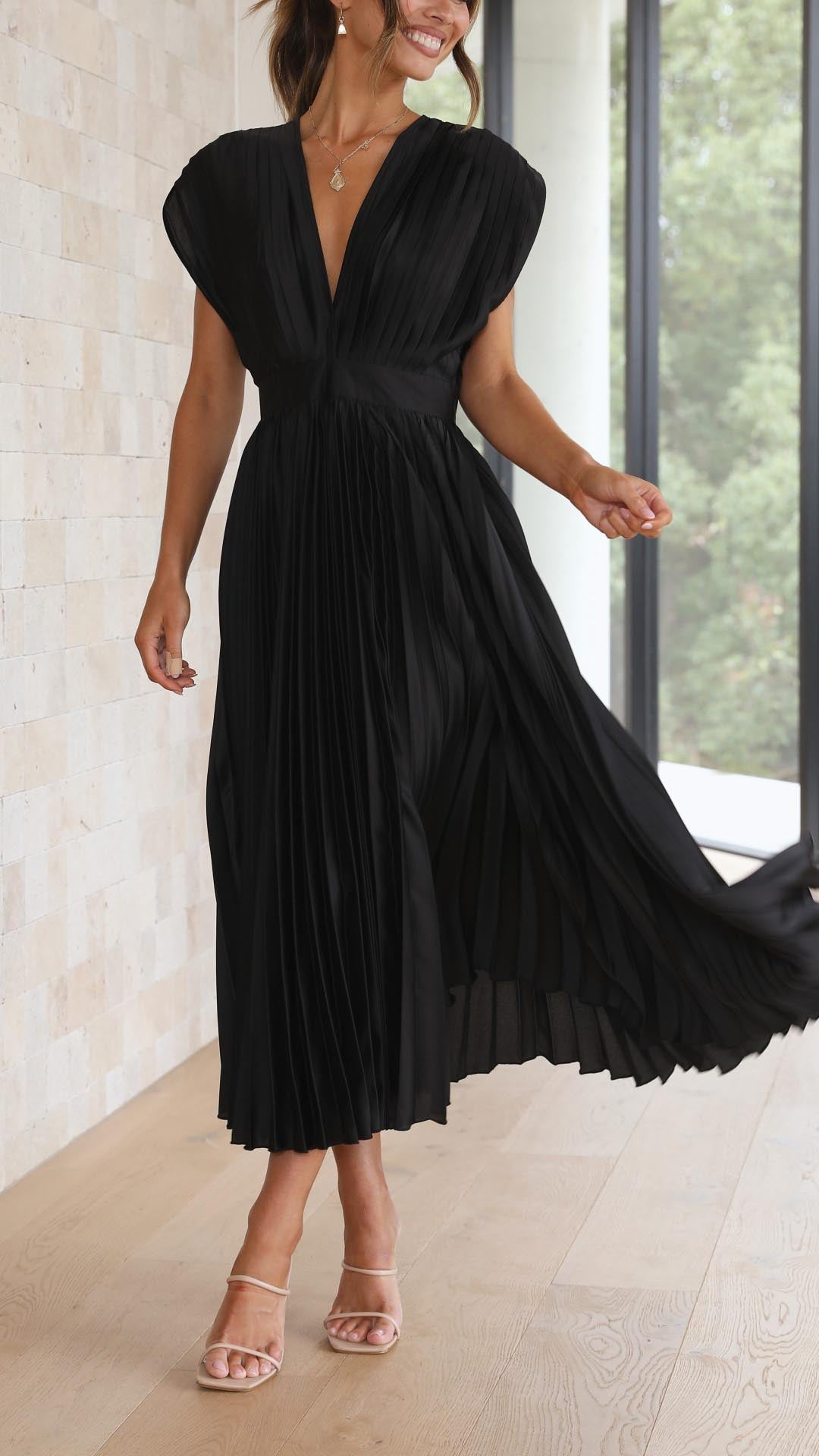 Abito lungo elegante plissettato da donna