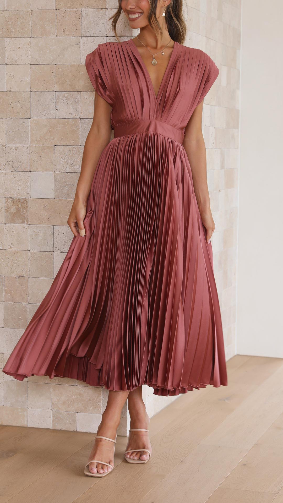 Abito lungo elegante plissettato da donna