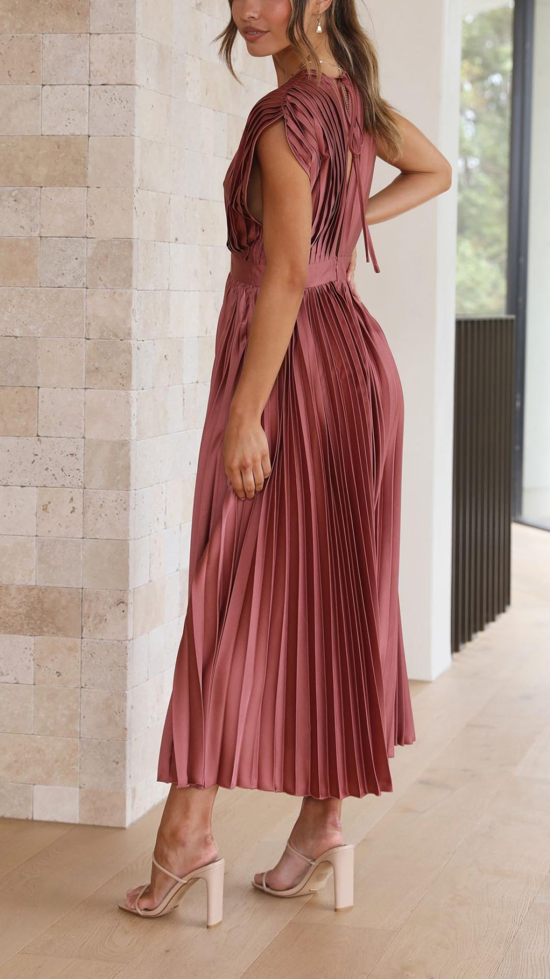 Abito lungo elegante plissettato da donna