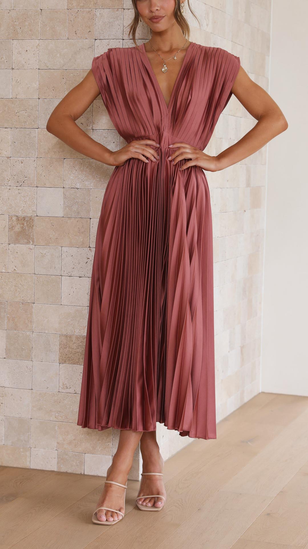 Abito lungo elegante plissettato da donna