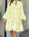 Vestito corto a balze con motivo da donna
