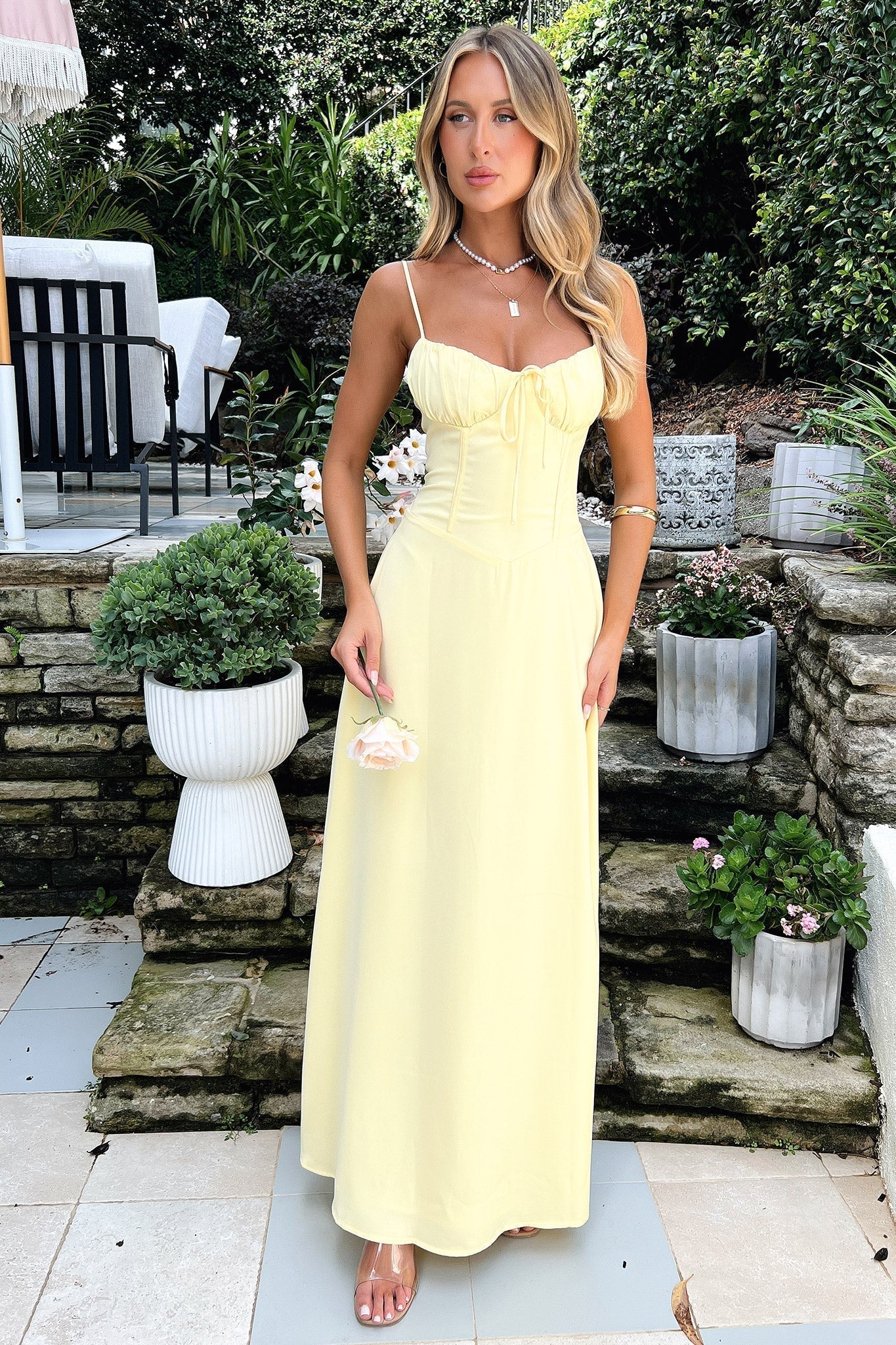 Abito lungo da donna con spalline sottili e incrocio, ideale per invitate a matrimoni