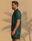 Completo Coordinato Uomo Camicia Camp Fantasia Foglie e Pantaloncini - vista laterale