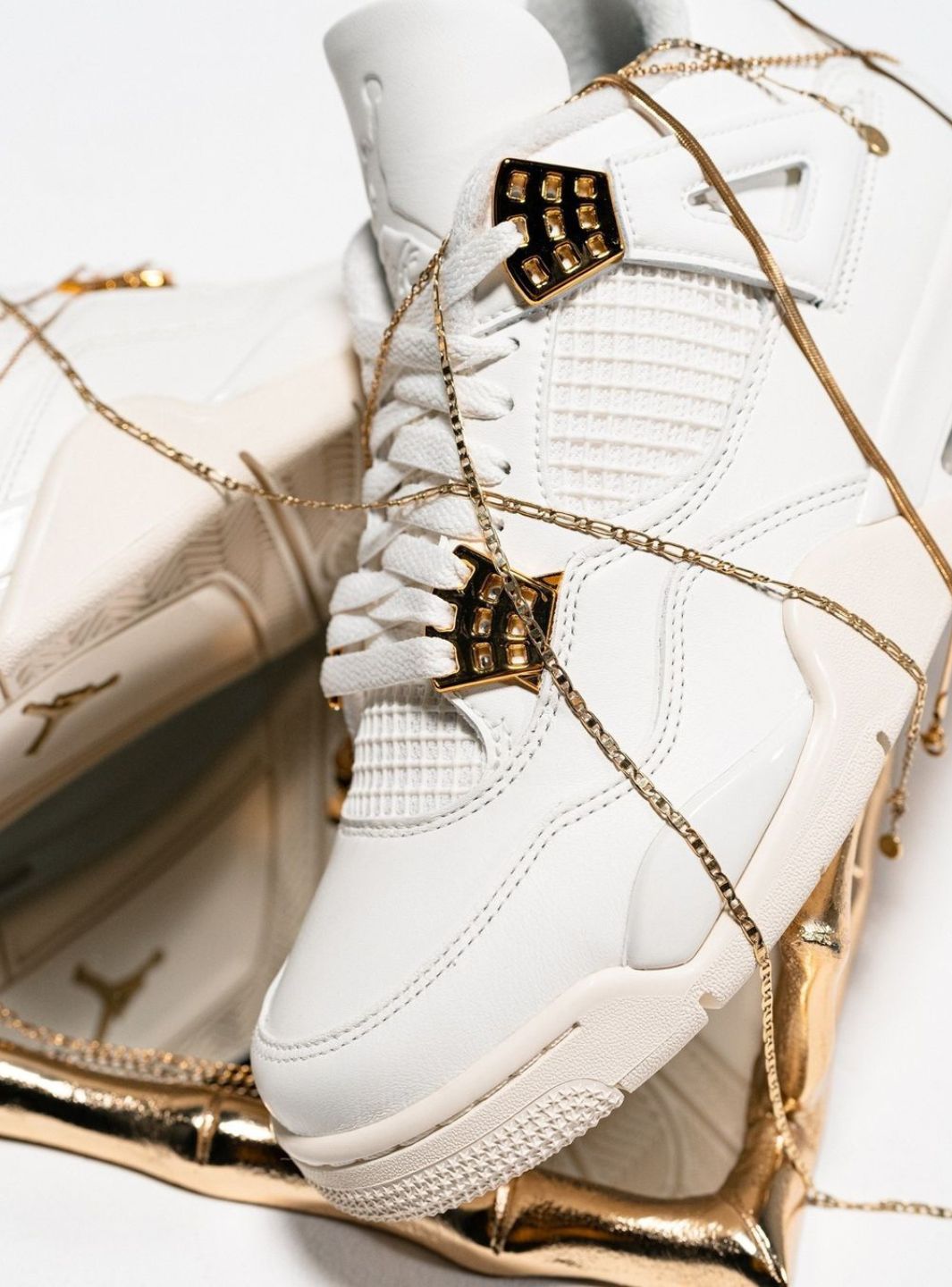 Nike Air Jordan 4 Retro Metallic Gold sneakers alte in bianco oro - indossate