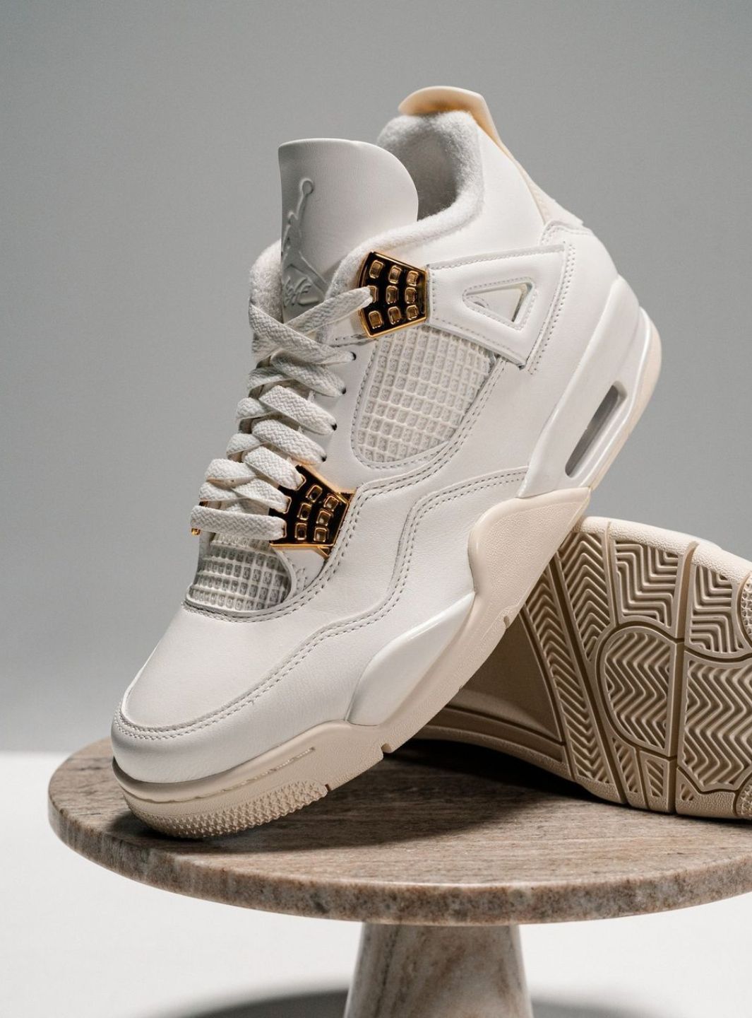 Nike Air Jordan 4 Retro Metallic Gold sneakers alte in bianco oro - vista laterale