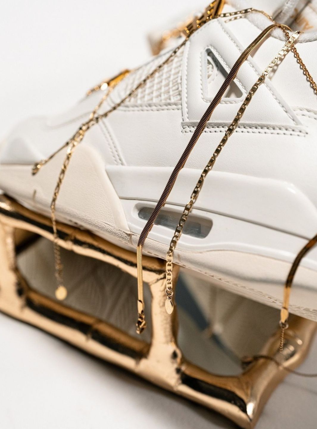 Nike Air Jordan 4 Retro Metallic Gold sneakers alte in bianco oro - dettaglio tallone