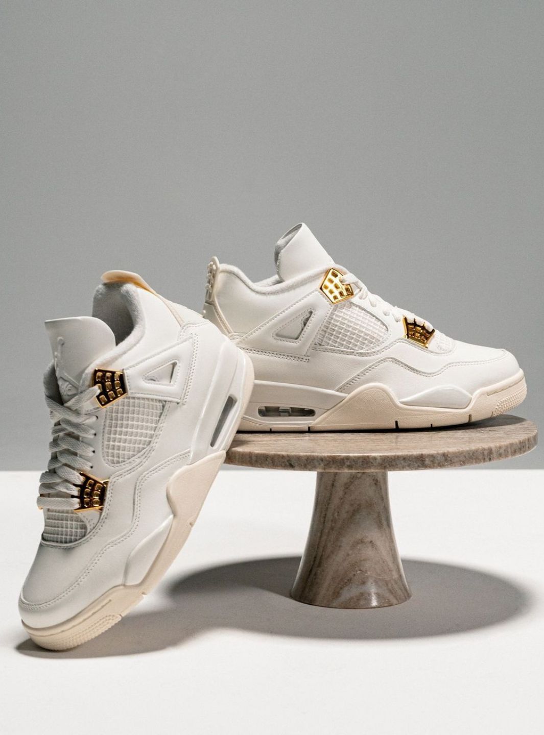 Nike Air Jordan 4 Retro Metallic Gold sneakers alte in bianco oro - vista frontale