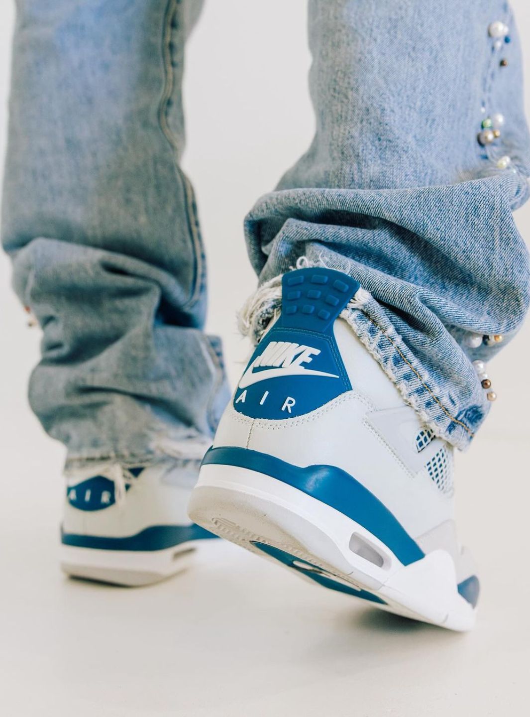 Nike Air Jordan 4 Retro Military Blue sneakers alte in bianco blu - dettaglio tallone