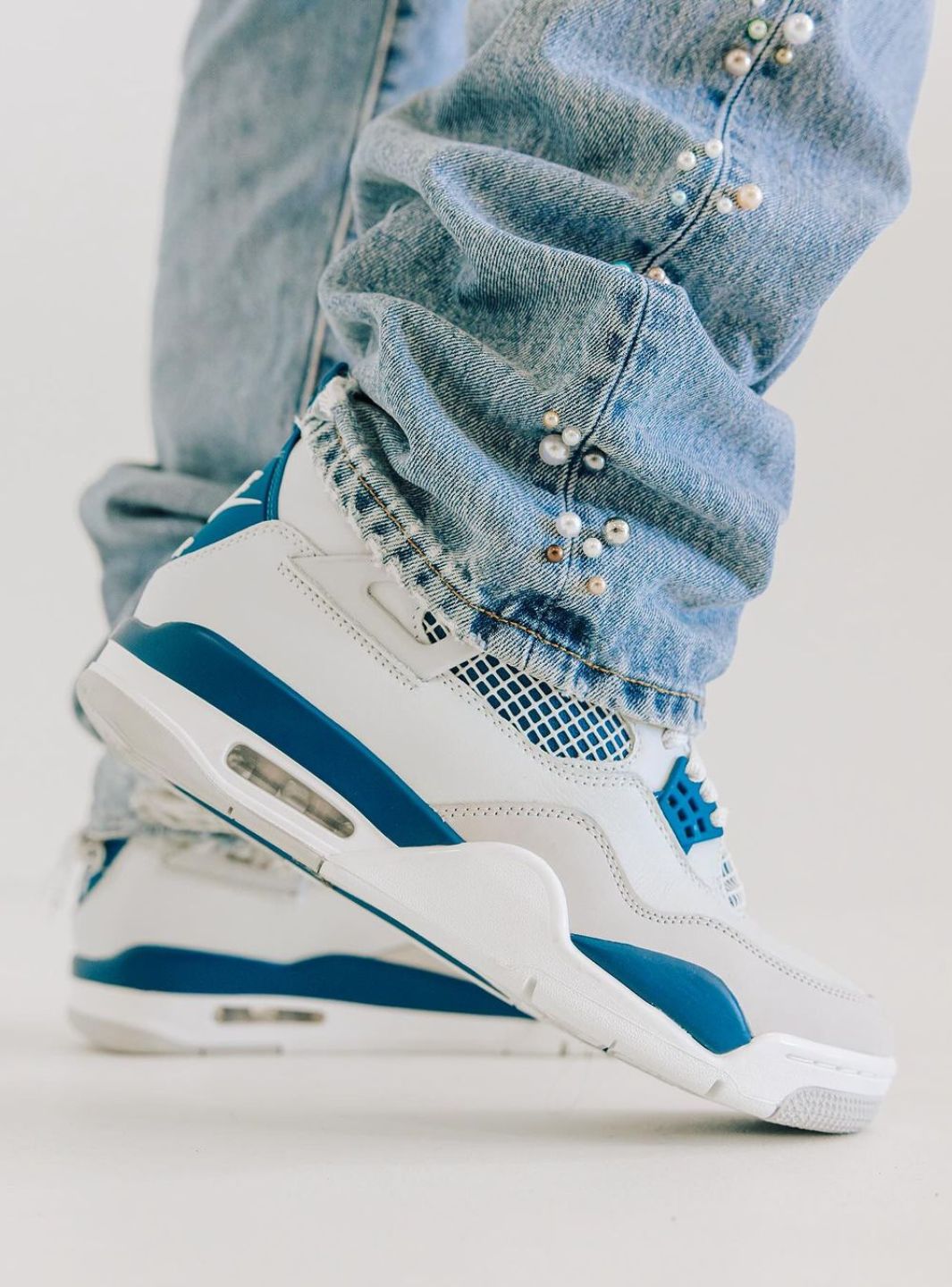 Nike Air Jordan 4 Retro Military Blue sneakers alte in bianco blu - vista frontale
