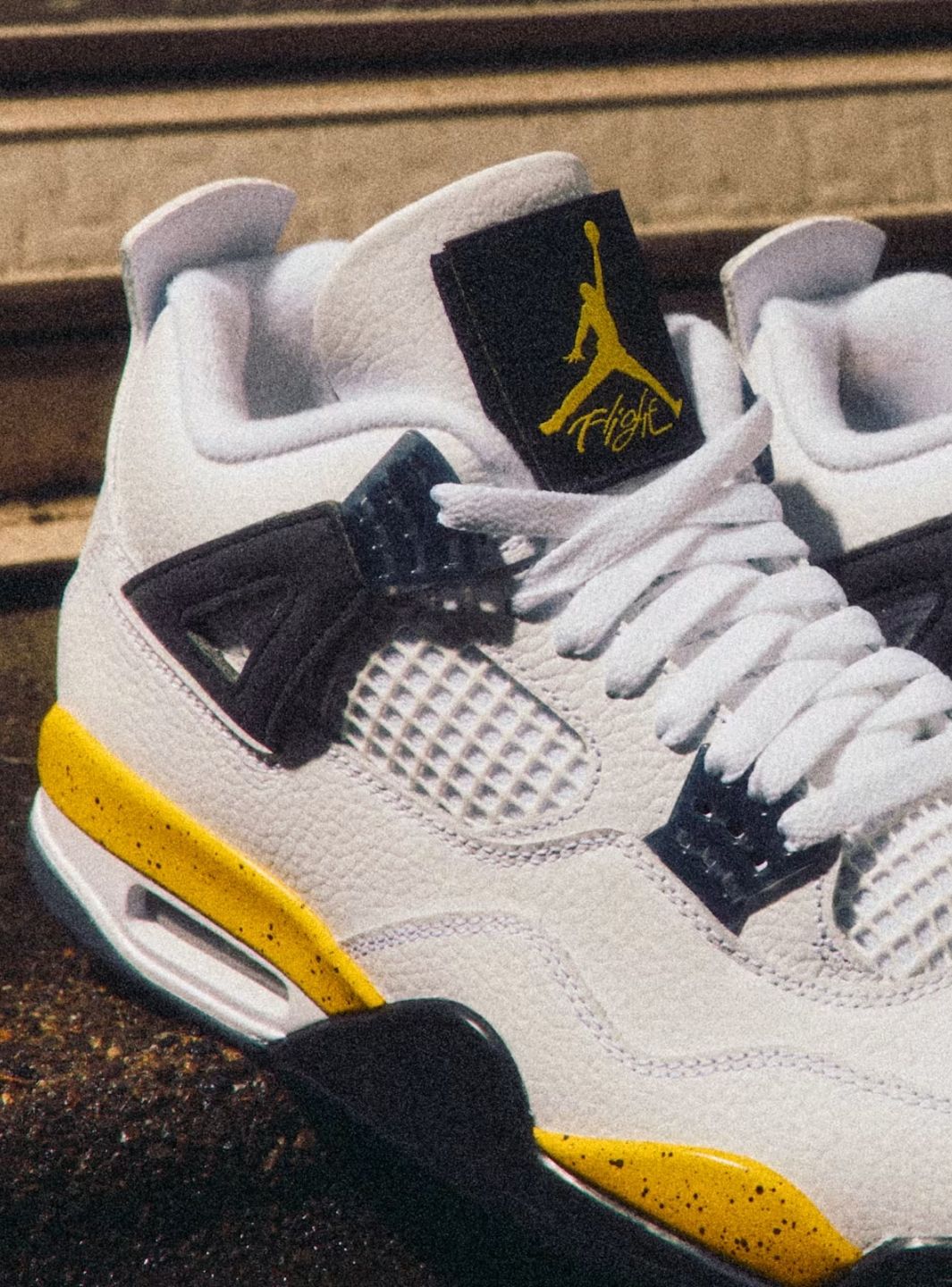 Nike Air Jordan 4 Retro Rare Air Tour Yellow sneakers alte in giallo nero - vista laterale