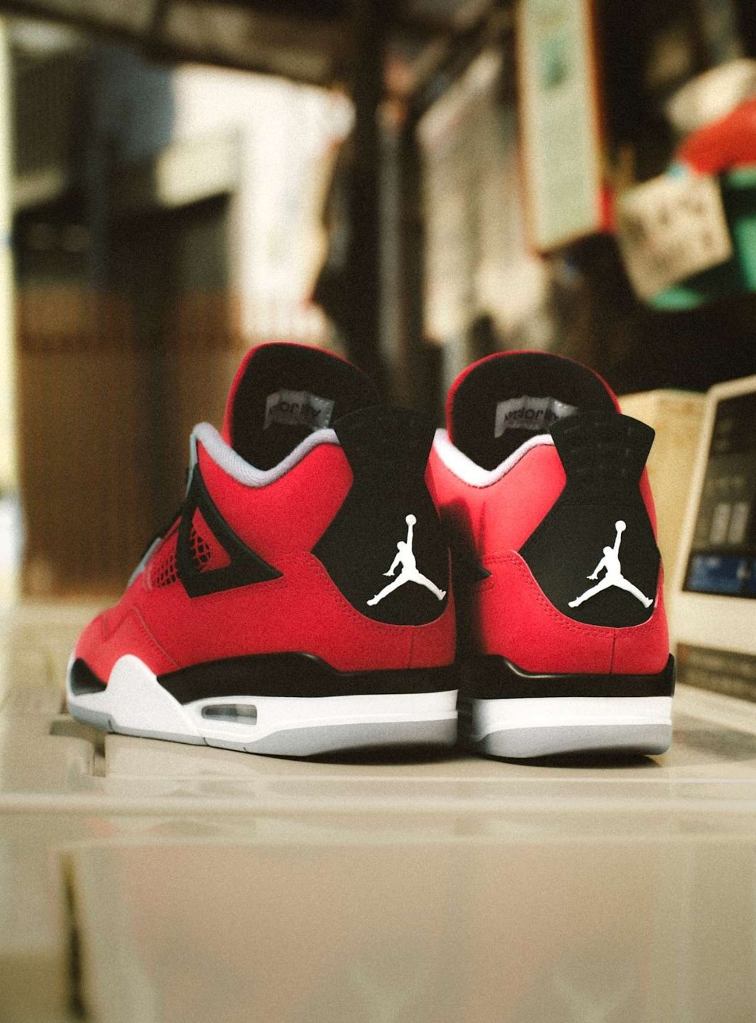 Nike Air Jordan 4 Retro Toro Bravo sneakers alte in rosso nero - vista laterale