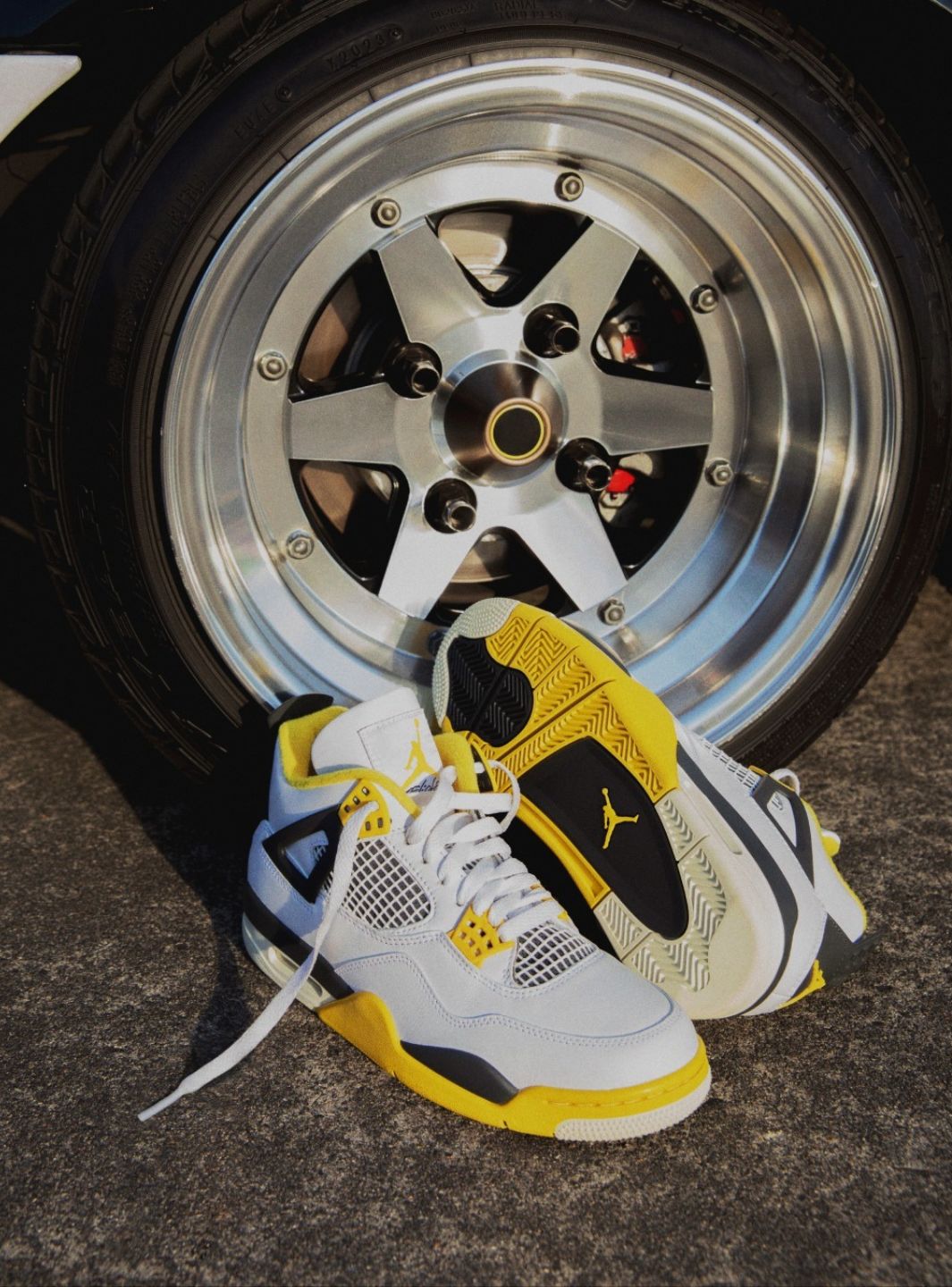 Nike Air Jordan 4 Retro Vivid Sulfur sneakers alte in giallo nero - dettaglio tallone