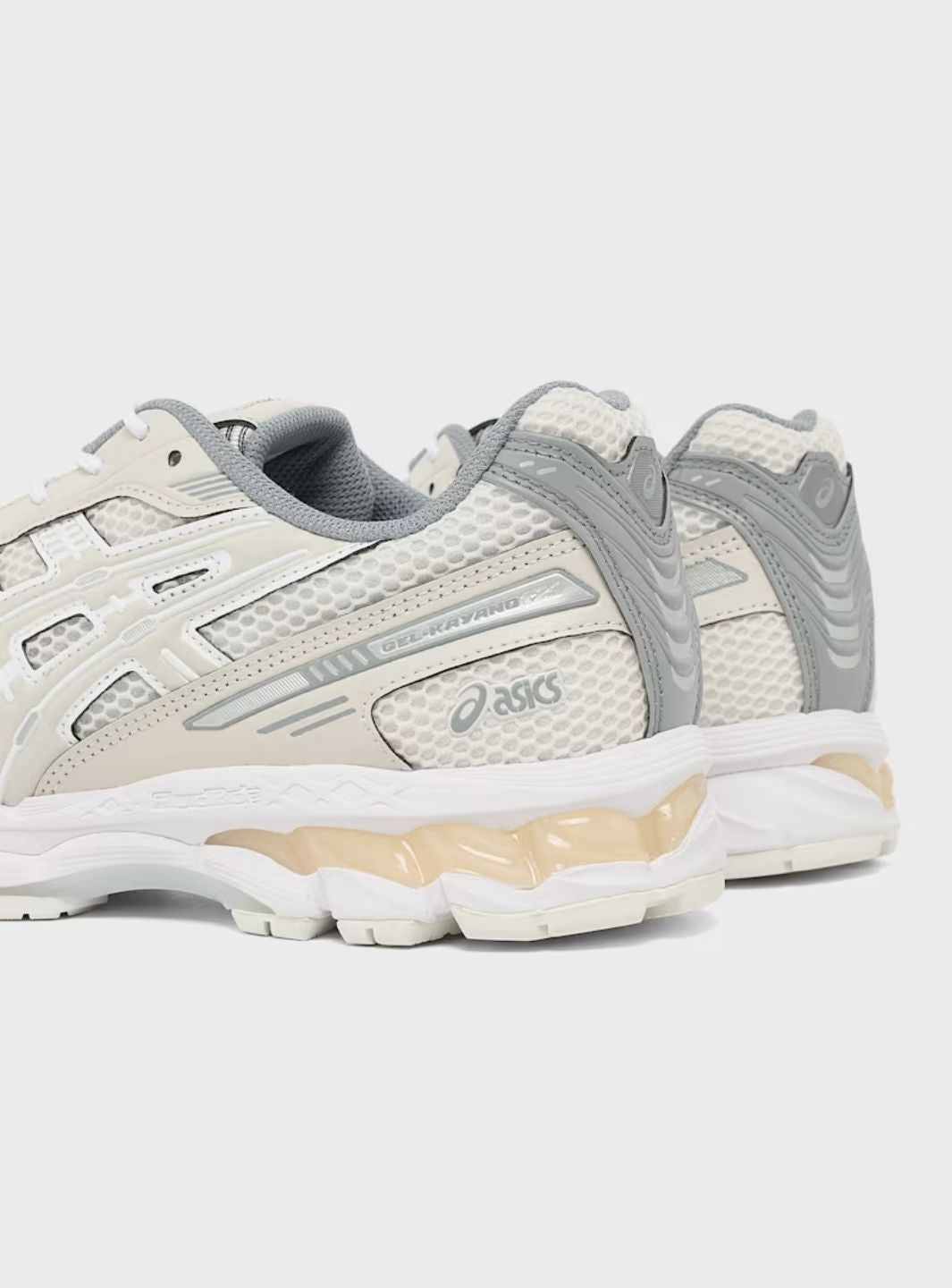Asics Gel-Kayano 12.1 Cream Smoke Grey sneakers basse uomo e donna in mesh, pelle sintetica e pelle crema grigio, indossate