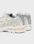 Asics Gel-Kayano 12.1 Cream Smoke Grey sneakers basse uomo e donna in mesh, pelle sintetica e pelle crema grigio, indossate
