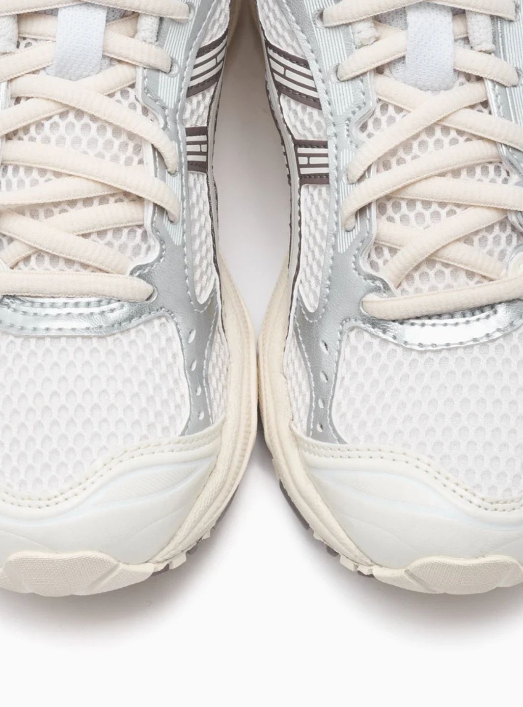 Asics Gel-Kayano 14 Cream Cocoa Powder sneakers basse uomo e donna in mesh e pelle sintetica crema marrone, indossate