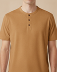 T-shirt Henley Uomo Manica Corta – Colletto con Bottoni Casual Chic - Cammello