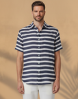 Camicia Uomo in Misto Lino a Righe – Stile Mediterraneo Fresco - Navy e Bianco - indossato