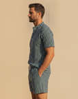 Completo Coordinato Uomo Camicia a Righe Verticali e Pantaloncini - vista laterale