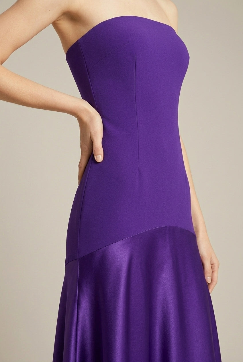 Abito maxi viola indossato, vista completa