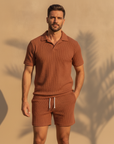 Completo Coordinato Uomo Polo Waffle e Pantaloncini a Coste - Terracotta - indossato