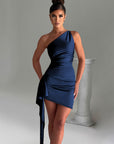 Mini abito da donna in satin con spalla scoperta – taglio bodycon arricciato