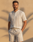 Completo Coordinato Uomo Camicia Garza Rigata e Pantaloncini - Beige e Bianco - indossato