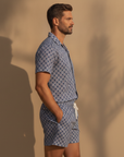 Completo Coordinato Uomo Camicia a Fiori e Pantaloncini - vista laterale