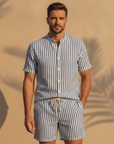 Completo Coordinato Uomo Camicia Lino a Righe e Pantaloncini - Navy e Bianco - indossato