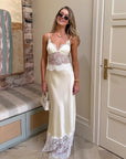 Dettaglio scollo a V dell'abito lungo