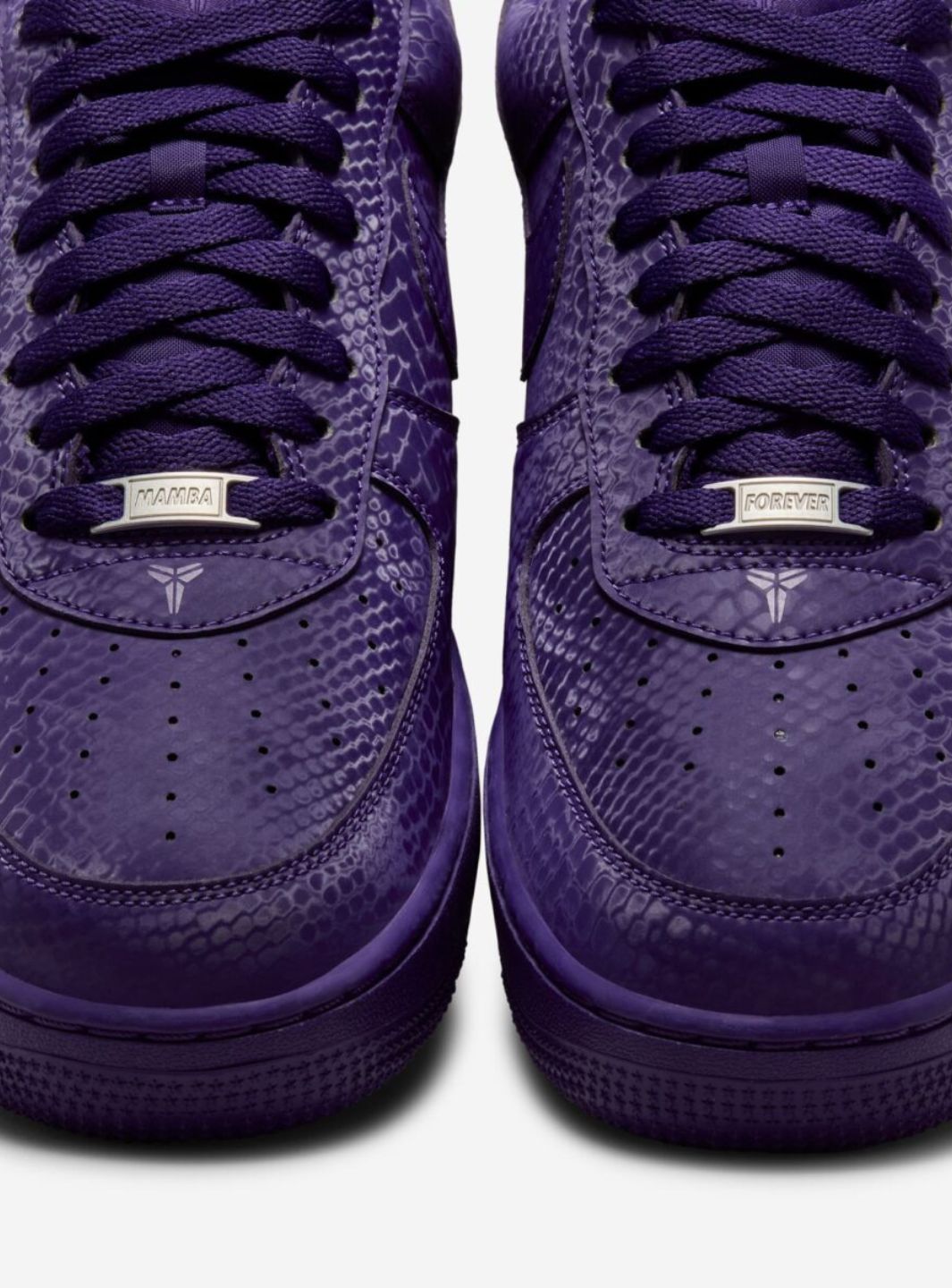 Nike Air Force 1 Low Kobe Bryant Court Purple sneakers basse uomo e donna pelle viola, indossate