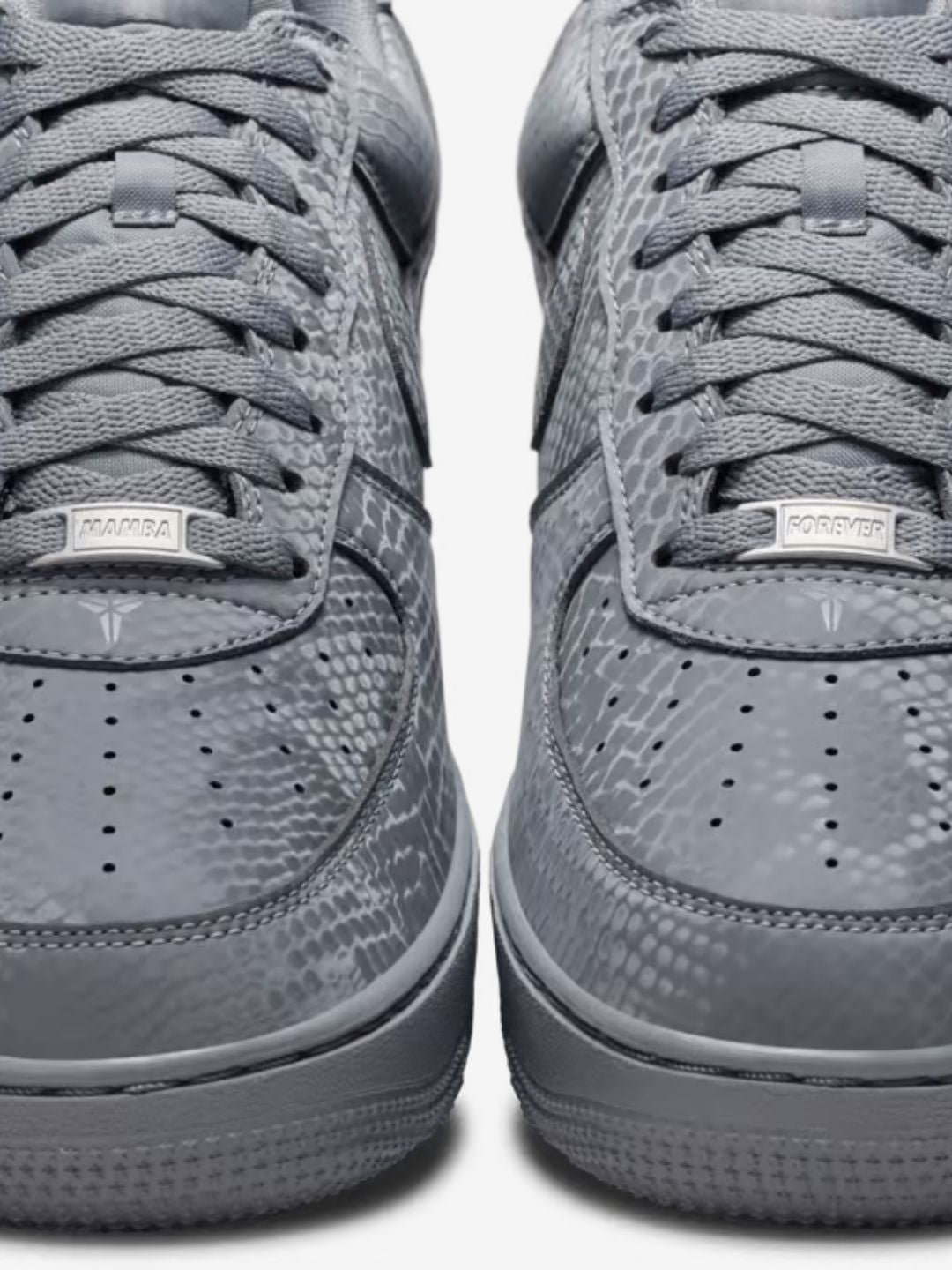 Nike Air Force 1 Low Kobe Bryant Forever Cool Grey sneakers basse uomo e donna pelle grigio, indossate