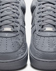 Nike Air Force 1 Low Kobe Bryant Forever Cool Grey sneakers basse uomo e donna pelle grigio, indossate