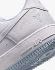 Nike Air Force 1 Low Kobe Bryant Forever White Armory Blue sneakers basse uomo e donna pelle bianco blu, indossate