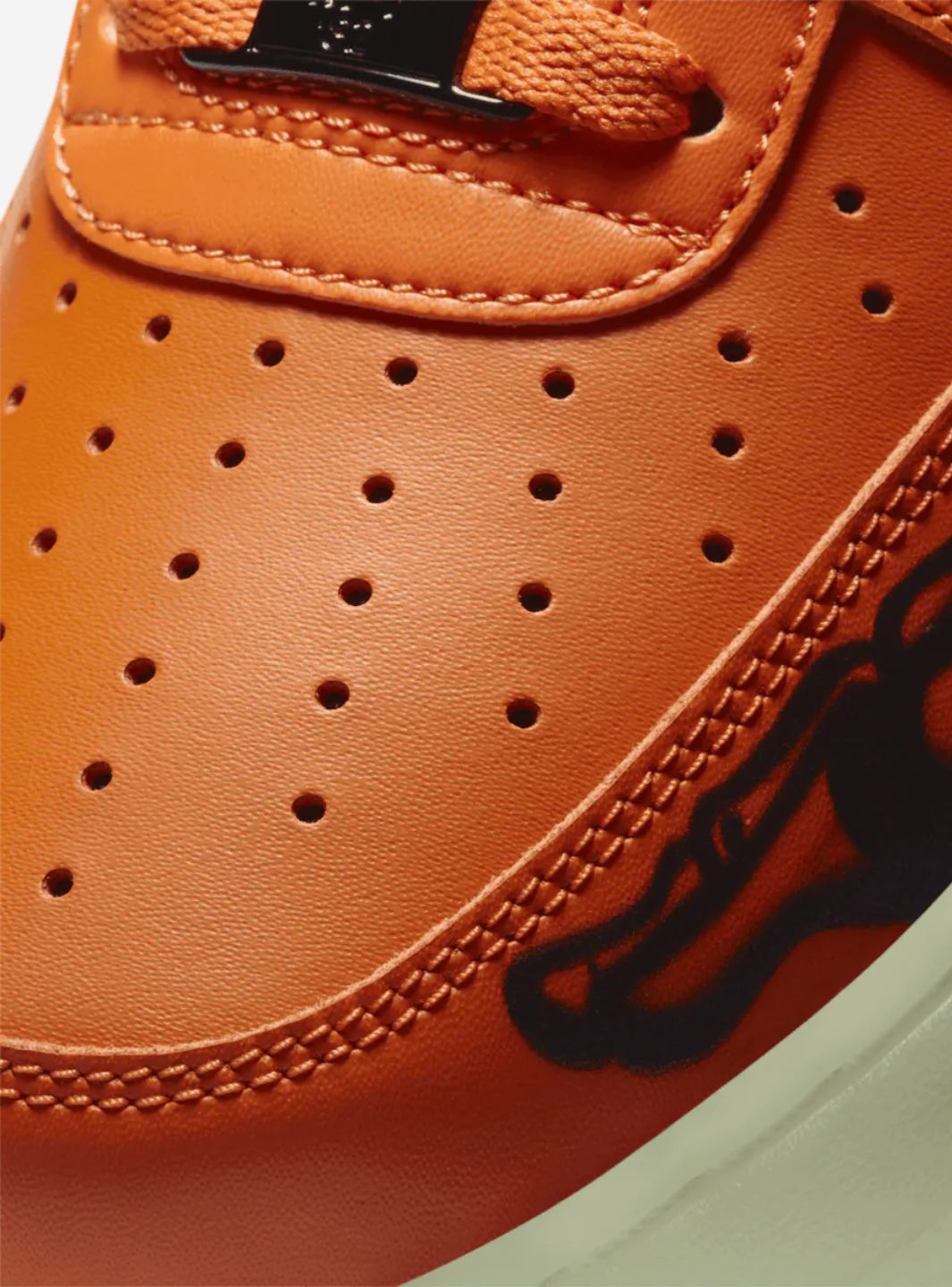 Nike Air Force 1 Low Orange Skeleton Halloween (2020) sneakers basse uomo e donna pelle arancione nero, vista posteriore