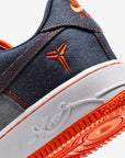 Nike Air Force 1 Low Kobe Bryant Denim Obsidian Safety Orange sneakers basse uomo e donna pelle blu arancione, indossate