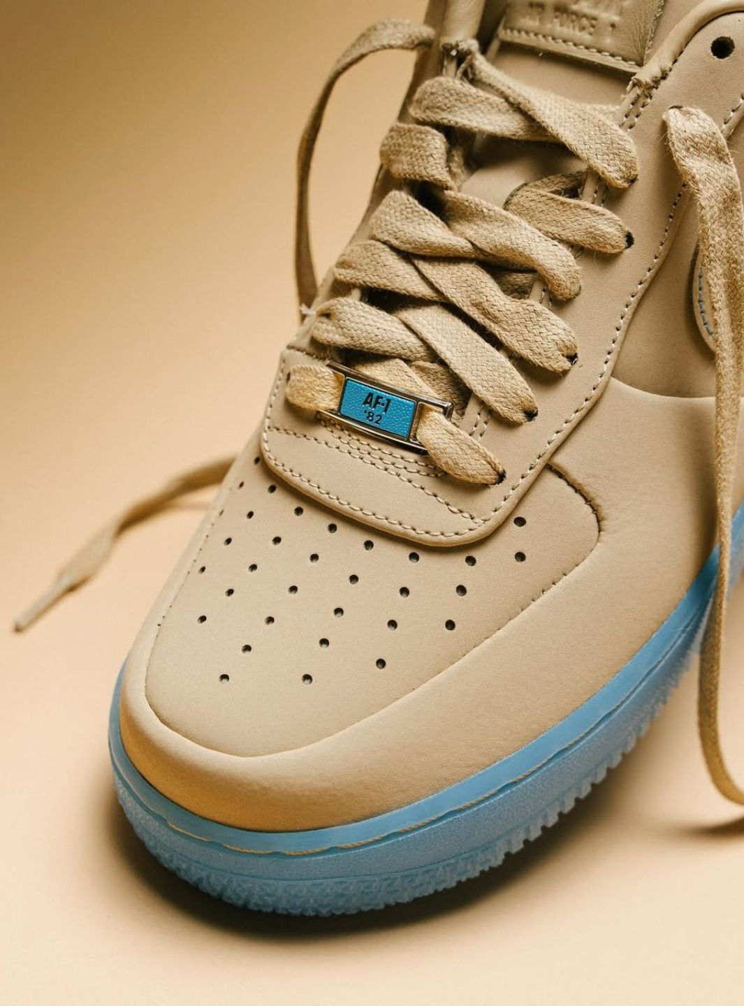 Nike Air Force 1 Low Kobe Bryant Linen sneakers basse uomo e donna pelle beige, indossate