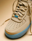 Nike Air Force 1 Low Kobe Bryant Linen sneakers basse uomo e donna pelle beige, indossate