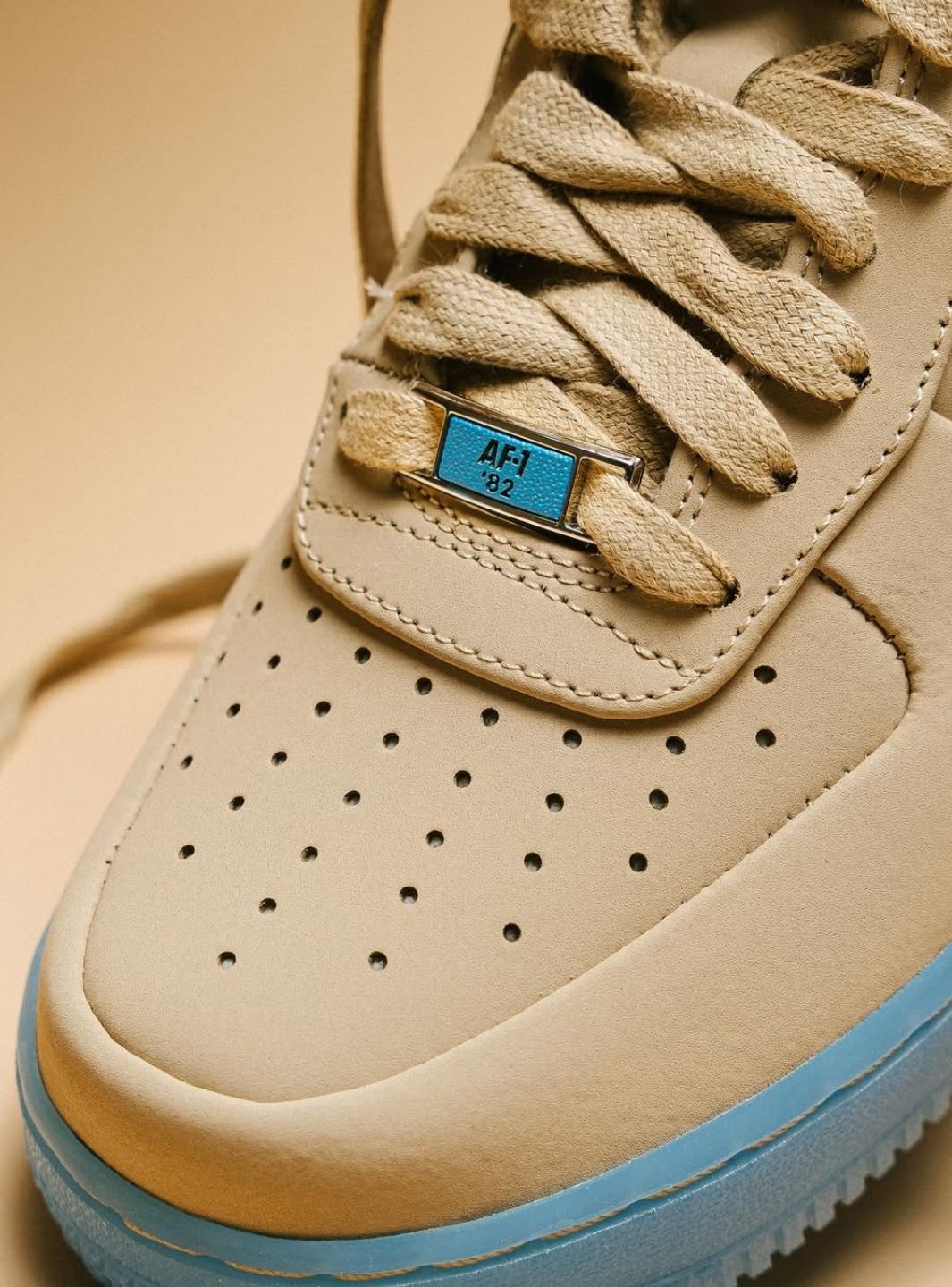 Nike Air Force 1 Low Kobe Bryant Linen sneakers basse uomo e donna pelle beige, vista frontale
