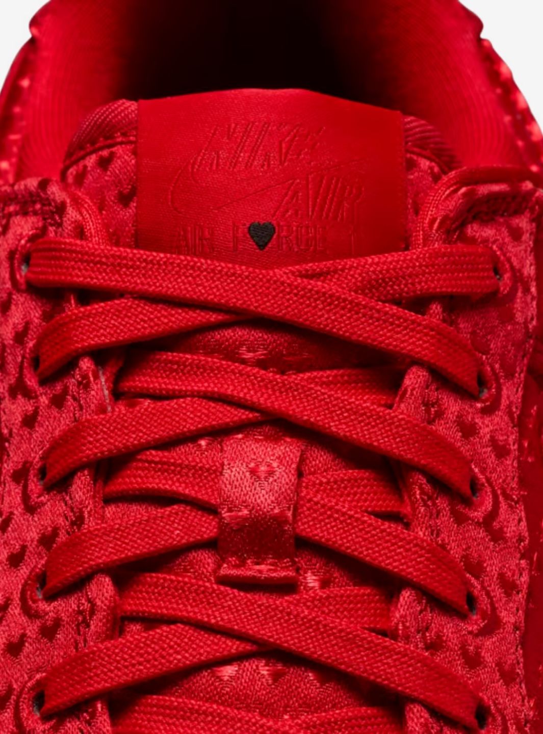 Nike Air Force 1 Low Valentine's Day Red (2026) sneakers basse uomo e donna pelle rosso, indossate