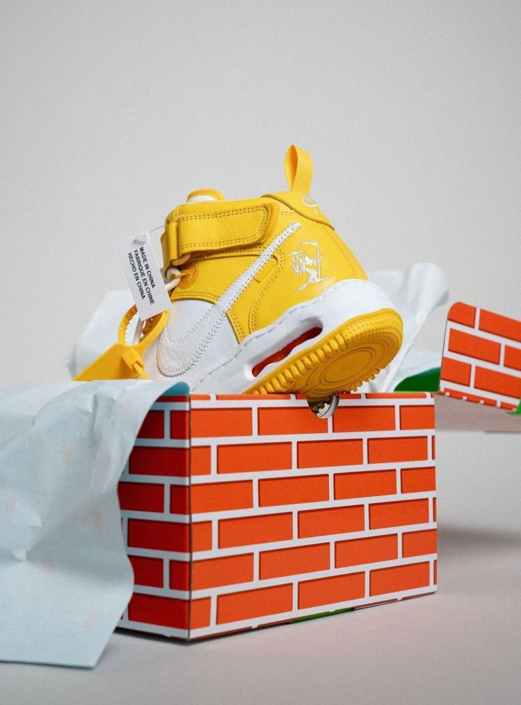 Nike Air Force 1 Mid Off-White Varsity Maize sneakers alte uomo e donna pelle bianco giallo, dettaglio tallone