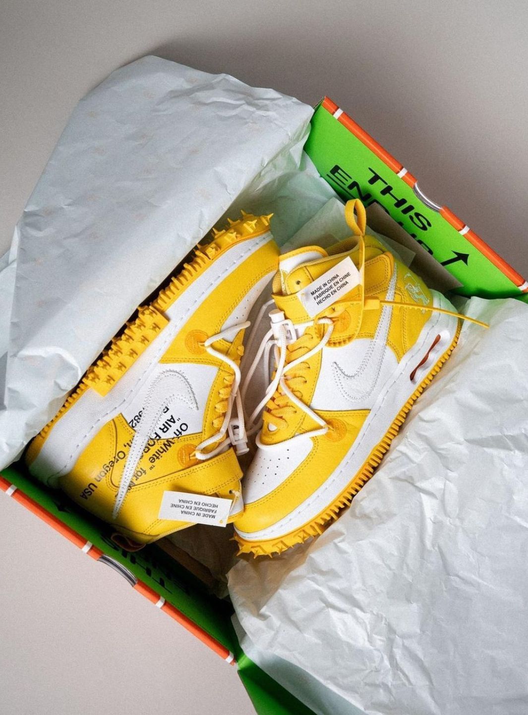 Nike Air Force 1 Mid Off-White Varsity Maize sneakers alte uomo e donna pelle bianco giallo, indossate