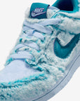 Nike Dunk Low Abominable Snowman sneakers basse bambino in pelle blu verde, dettaglio suola