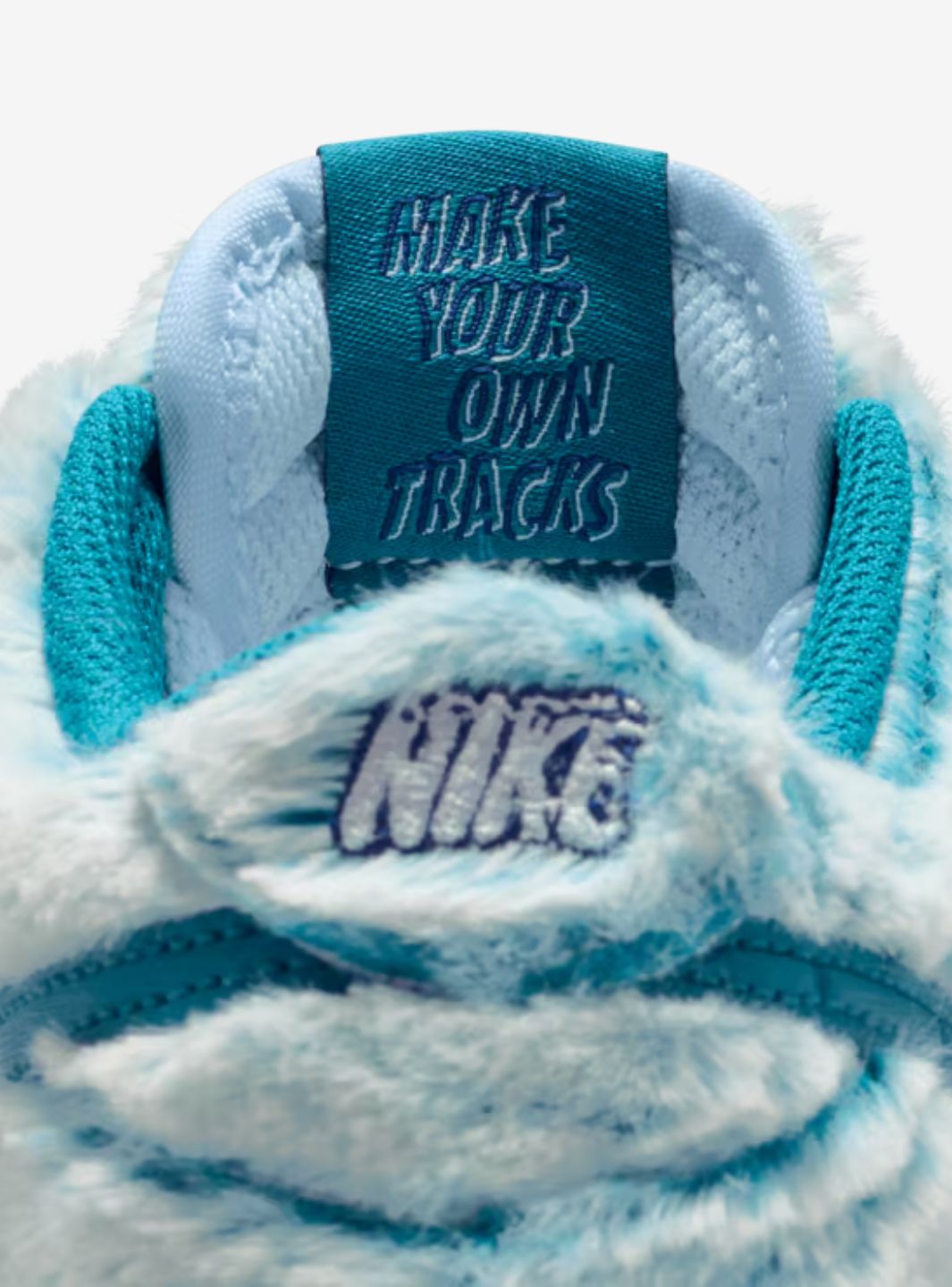Nike Dunk Low Abominable Snowman sneakers basse bambino in pelle blu verde, indossate