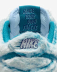 Nike Dunk Low Abominable Snowman sneakers basse bambino in pelle blu verde, indossate