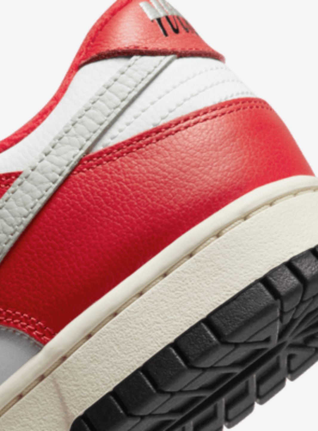 Nike Dunk Low Chicago Split sneakers basse uomo e donna in pelle bianco rosso, indossate